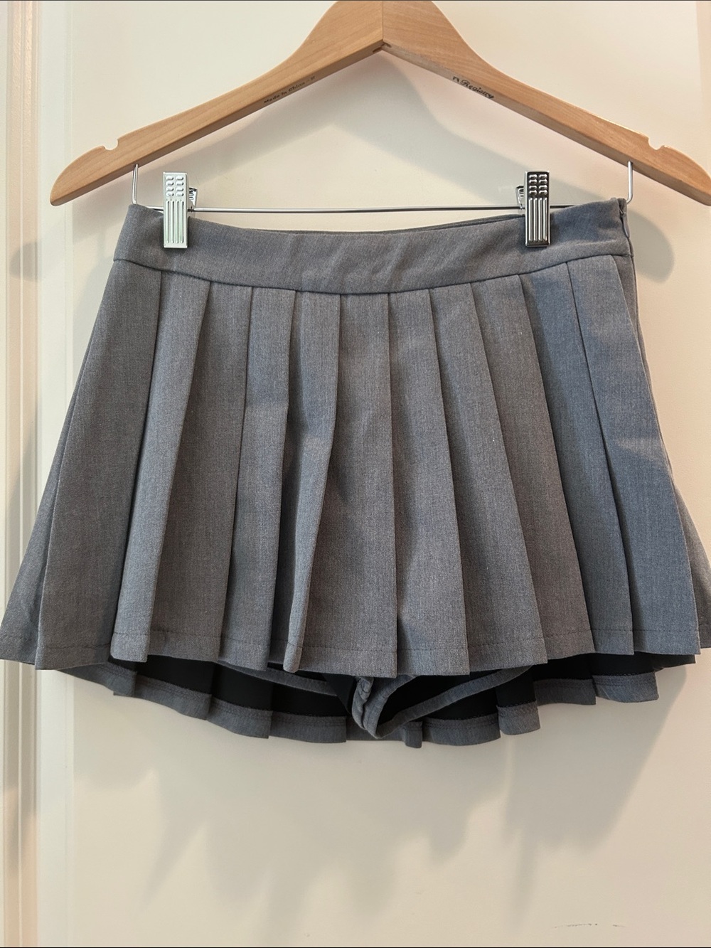 W Studio Gray Pleated mini Skort Shorts  side zipper closure Women’s size M